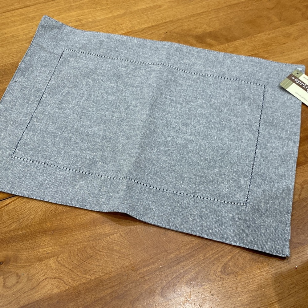 NWT. 8piece, placemats/napkin set. - Picture 4 of 12